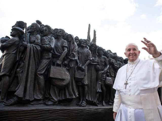 pope-francis-migrant-statue